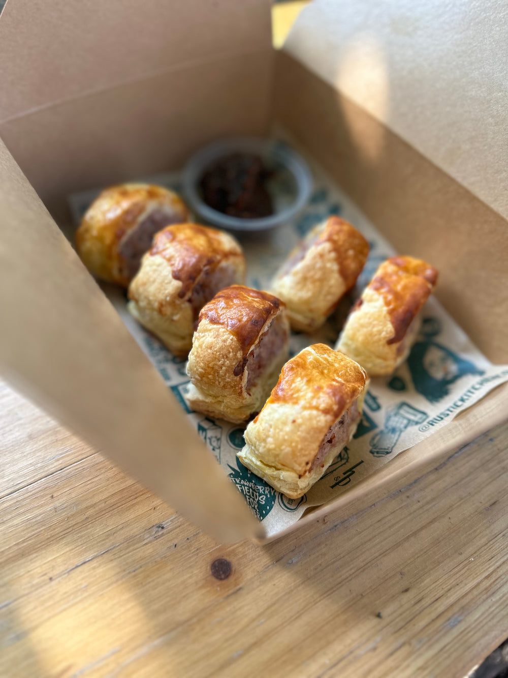 Mini RKD Sausage rolls with Tracklement's fig chutney Canapes (6 canapes per portion)
