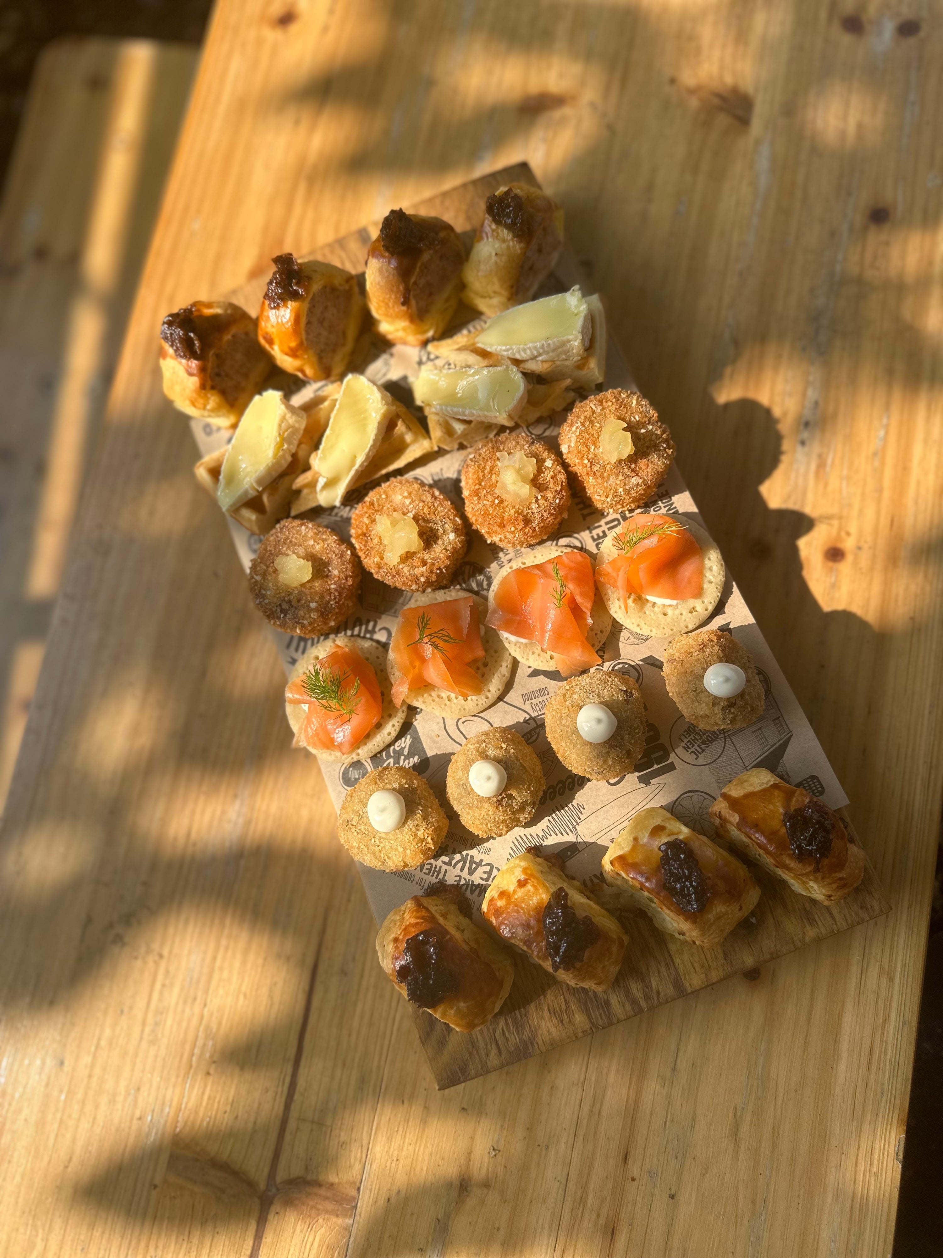 Mini RKD Sausage rolls with Tracklement's fig chutney Canapes (6 canapes per portion)